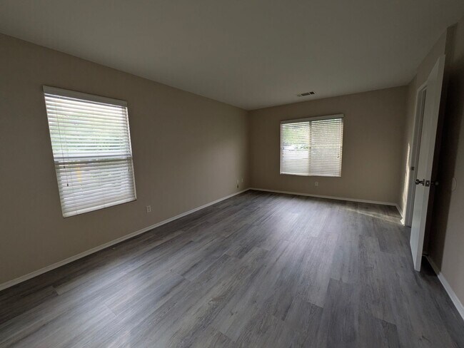 Building Photo - Beautiful 3 bedroom home