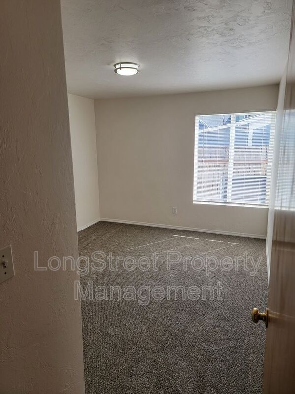 Building Photo - 627 3rd St SE