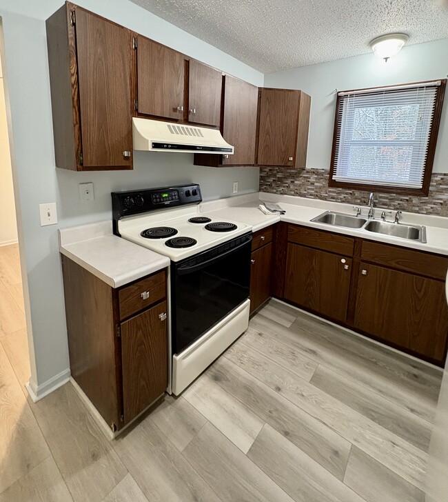 Kitchen - 4419 Eagle Crest Dr