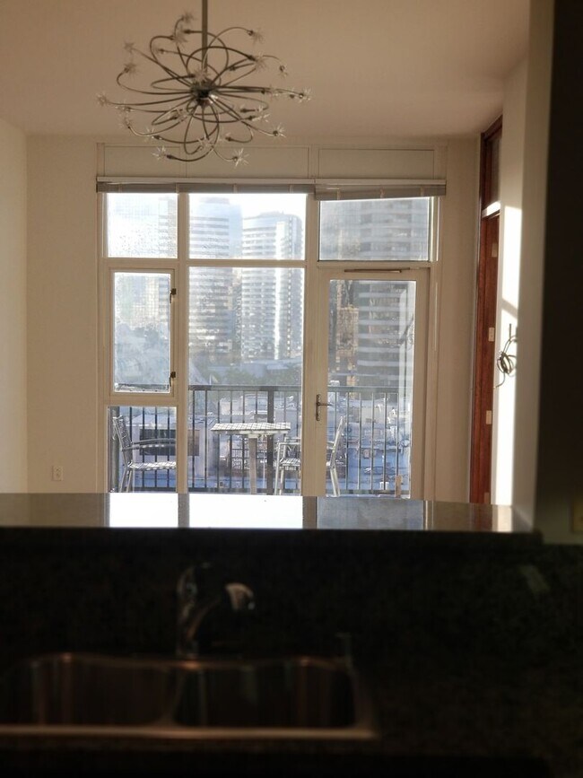 Building Photo - Downtown  1-Bed plus Loft 1bath 1 parking ...