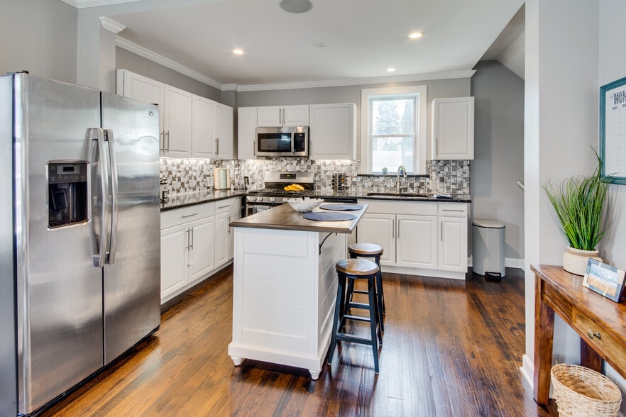 Kitchen - 3717 Highland Ave