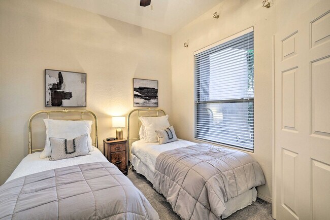 Building Photo - 15240 N Clubgate Dr