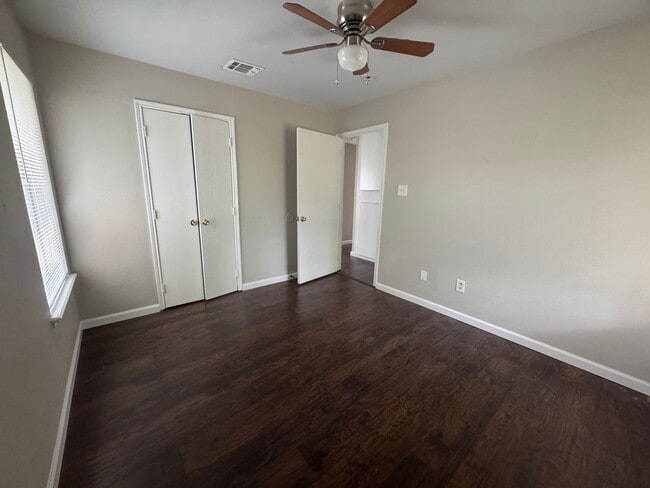 Building Photo - Move in Ready - 4 bedroom 2 bath