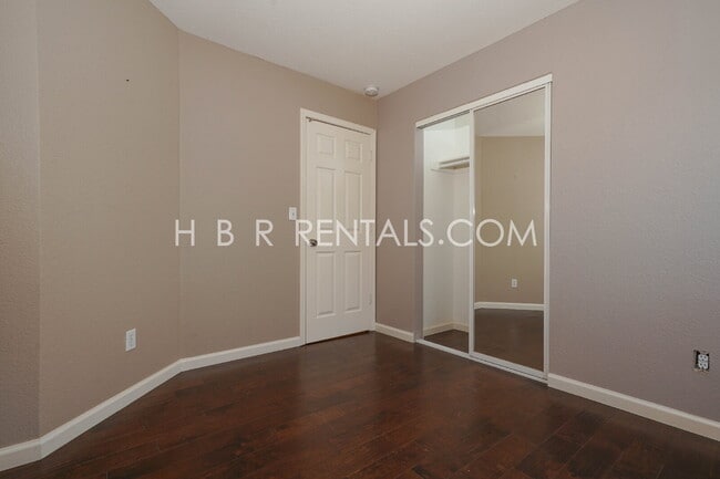 Building Photo - Bright Craftsman-Style 4 Bedroom Home in Q...