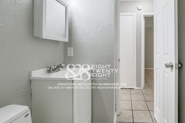 Building Photo - 2 Bed/1 Bath Triplex Home in Noble