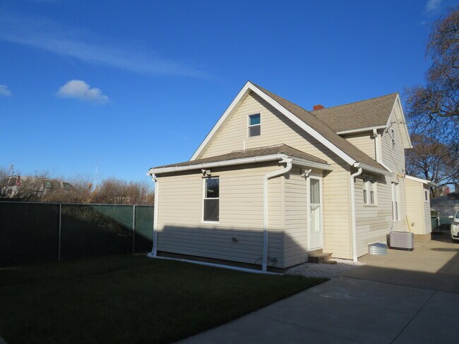 Building Photo - 2002 Cottage Ave