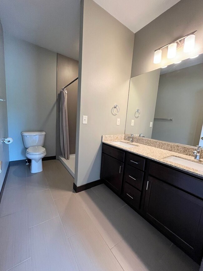 Building Photo - 3 Bed/2.5 Bath Townhome in Downtown Sioux Falls!!
