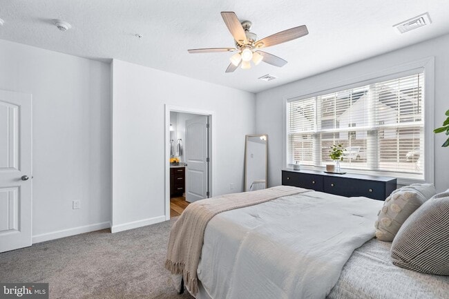 Building Photo - 2204 Lincoln Wy