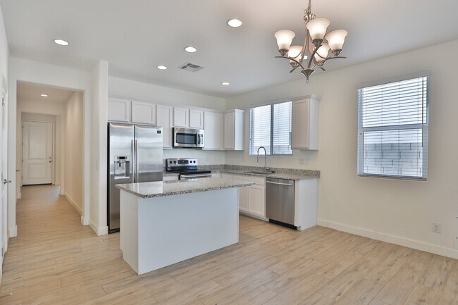 Building Photo - 548 E Vail Ln