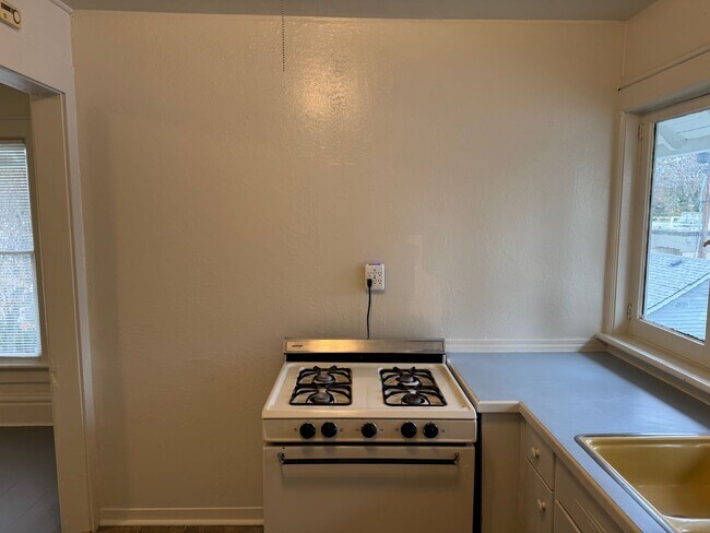 Building Photo - Studio in Downtown Eugene