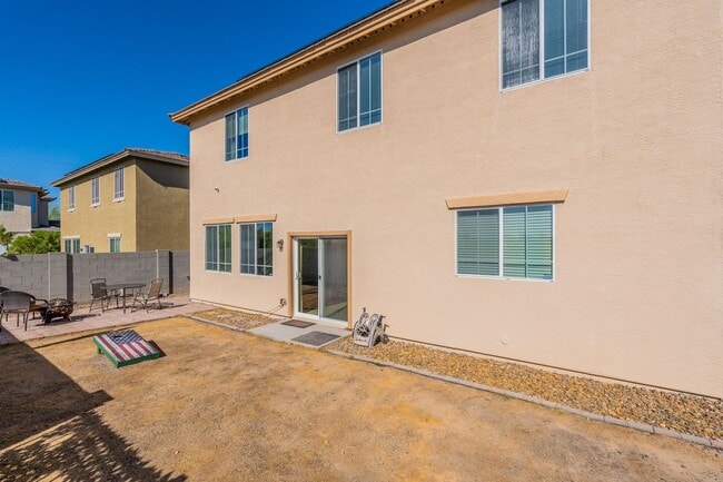 Building Photo - Spacious 4 Bed 2.5 Ba in Gated Community