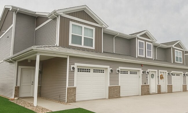 Building Photo - 3br/3ba/1 car garage apartment