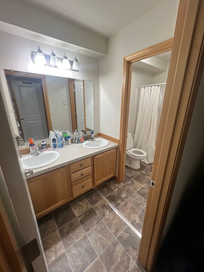 Building Photo - AVAILABLE NOW! 4 bed/2 bath House with Den...