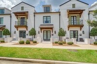 Building Photo - Beautiful 3 Bed 3.5 Bath Available Fall 20...