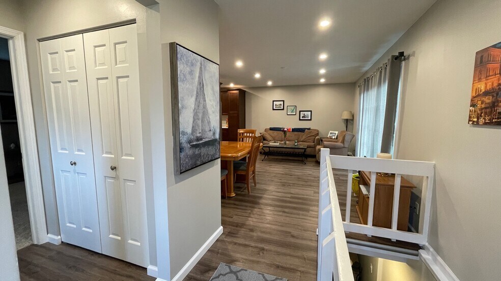 Entry way - 2511 Dover Ln
