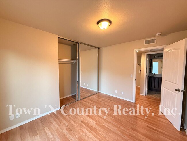 Building Photo - 1720 Cherokee Dr