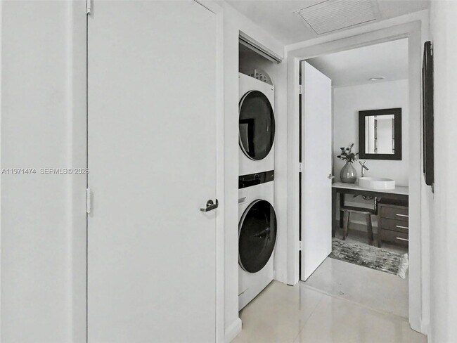 Building Photo - 495 Brickell Ave