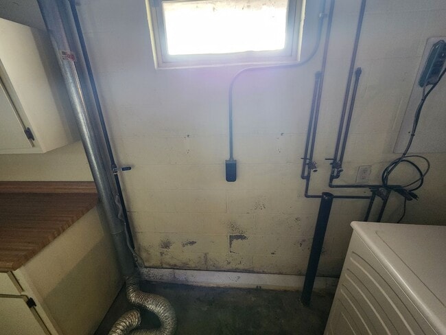 Building Photo - 3 Bedroom 2 Bath House in Rock Island