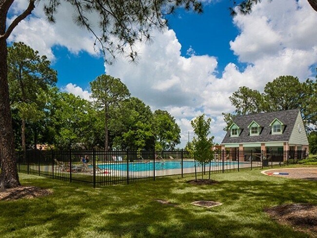 Building Photo - 2410 Lakecrest Town Dr