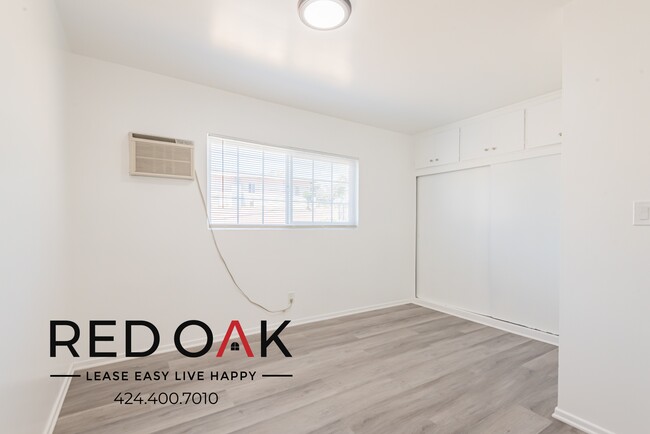 Building Photo - Lovely, Spacious One Bedroom Walk-Up with ...