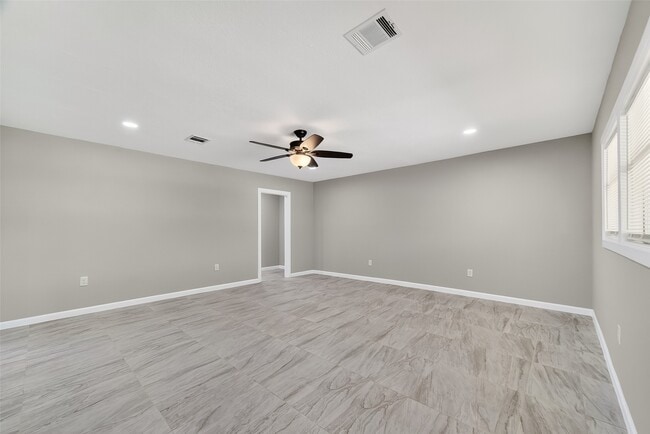 Building Photo - 7814 Pin Oak Dr