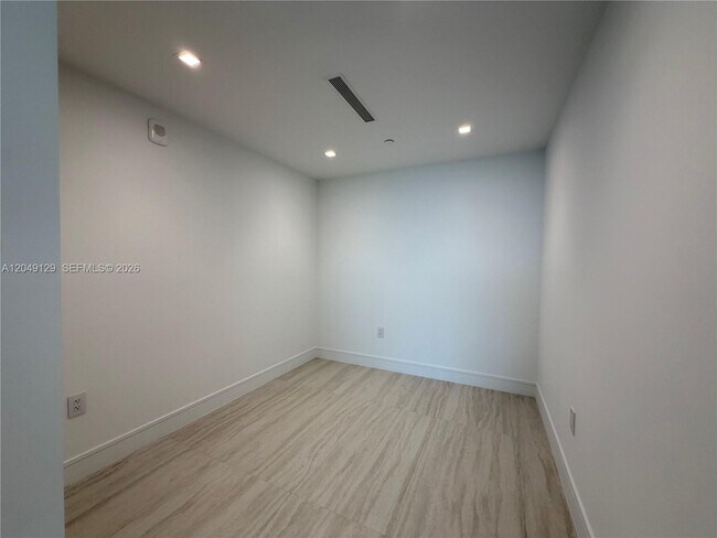 Building Photo - 2411 Laguna Cir