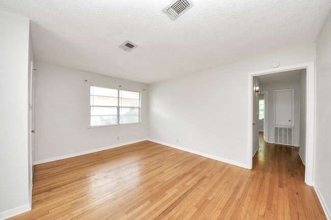 Building Photo - 1324 Bennett Dr