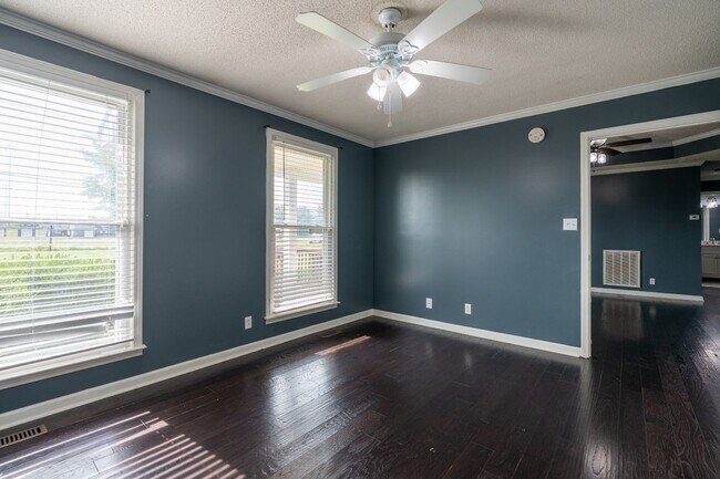 Building Photo - 3704 Trenton Rd