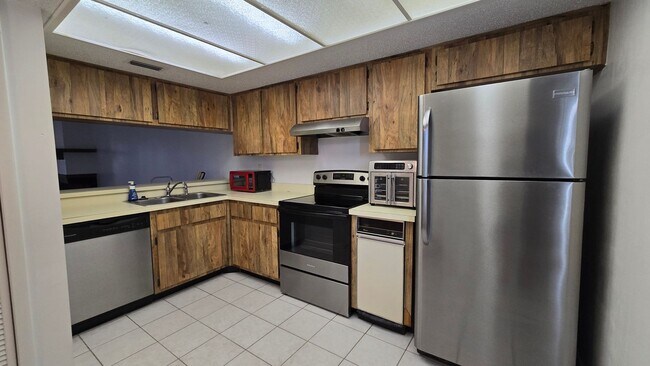 Building Photo - Nice 2/2 in the Gated East Lake Woodlands community