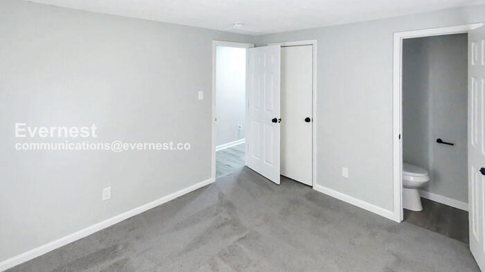 Building Photo - 949 S Harris Ave