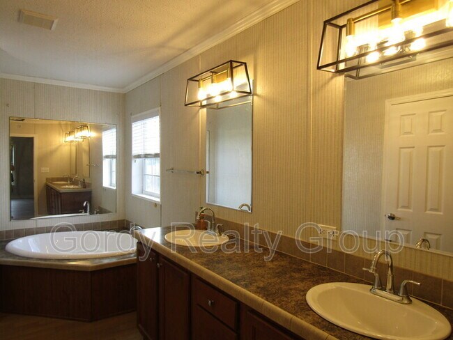 Building Photo - 5493 Willis Rd