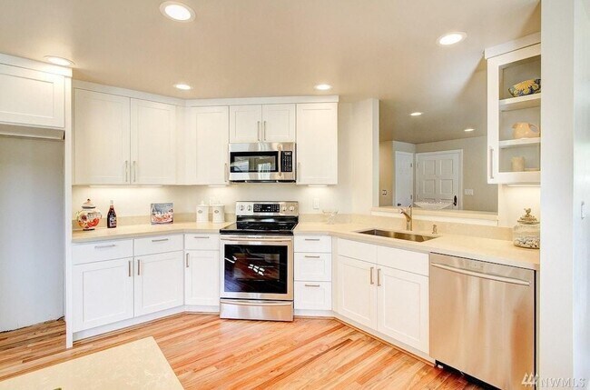 Building Photo - Serene Wedgwood home