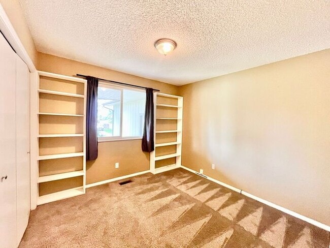 Building Photo - Charming Cottage-Style Ranch with Private ...