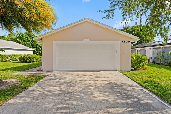 Building Photo - 1209 Pine Sage Cir