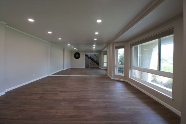 Building Photo - 565 Clubhouse Dr