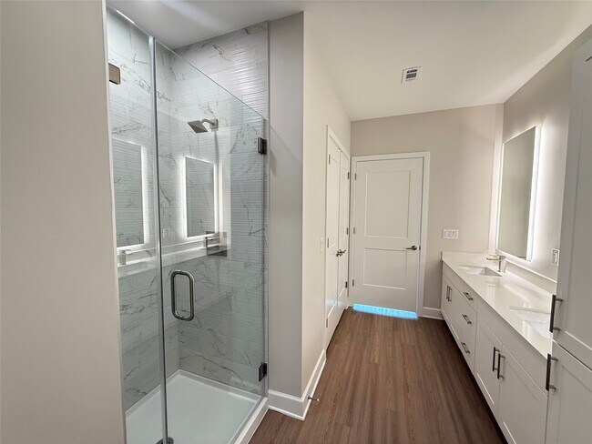 Building Photo - 716 Waugh Dr