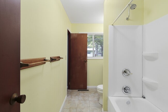 Building Photo - 1105 Westfield Dr
