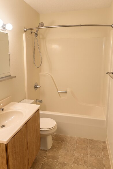 Building Photo - 648 Cumberland Dr