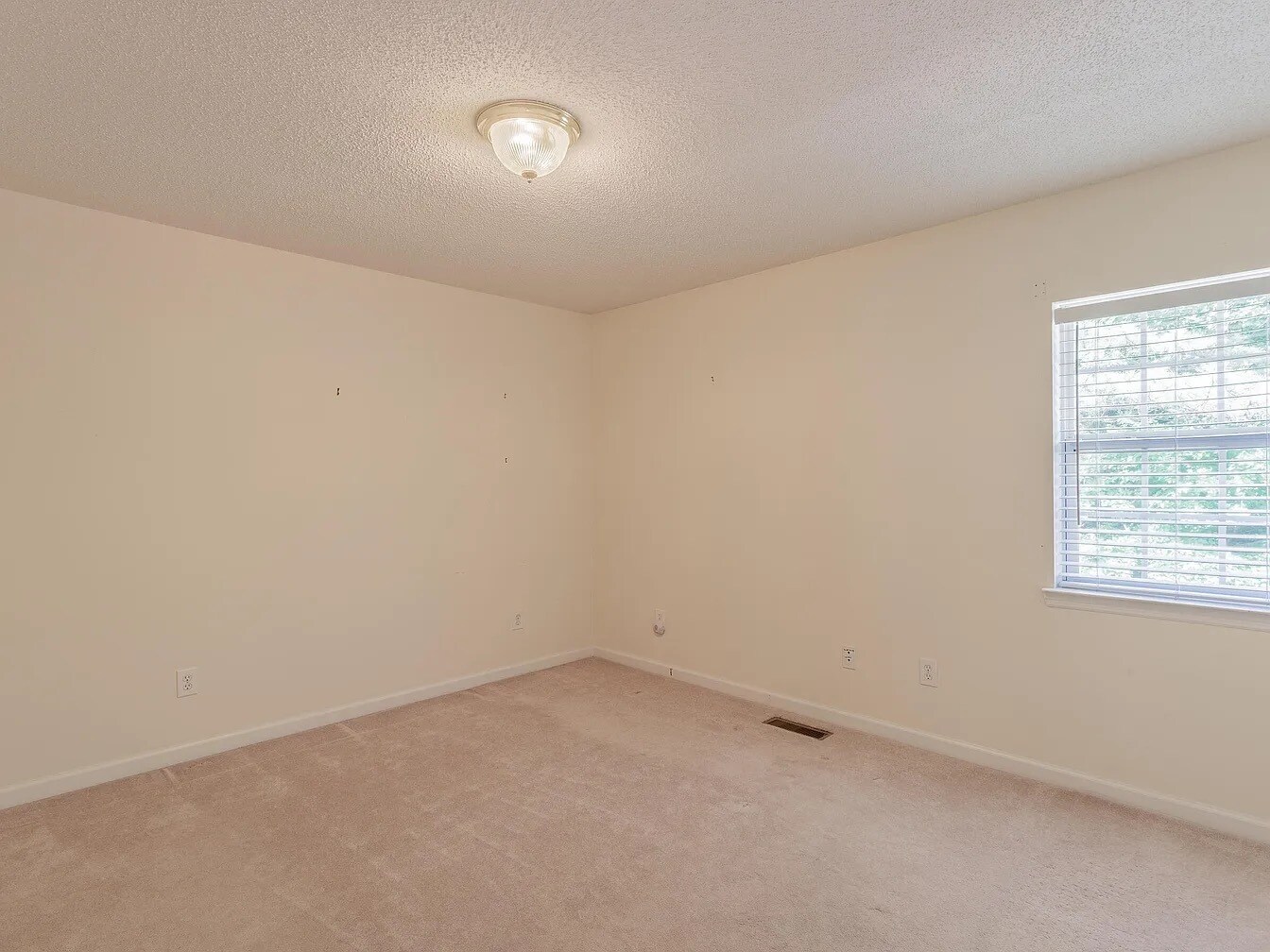 Building Photo - 1701 W Oak Dr