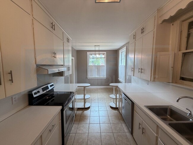 Building Photo - 3925 Rosewood Dr