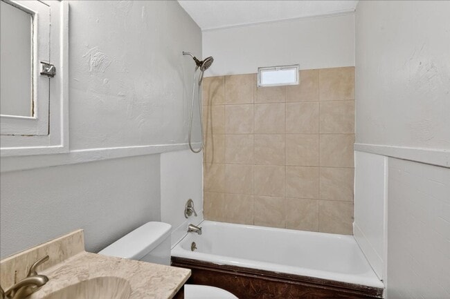 Building Photo - 1011 Lasalle St