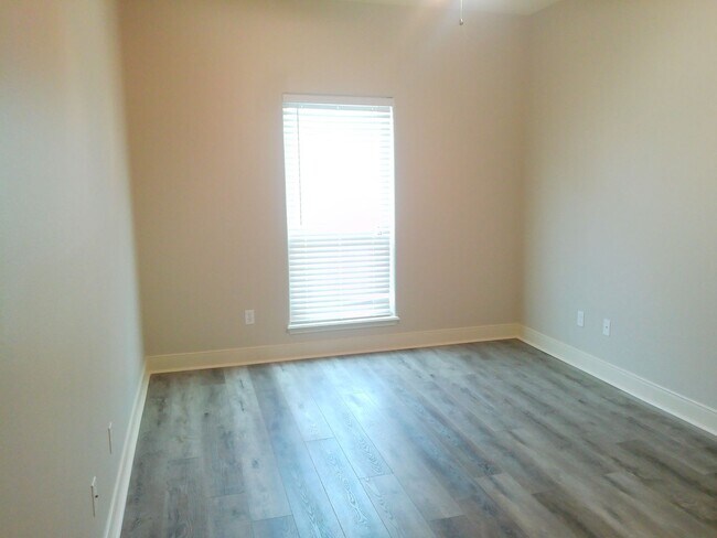 Building Photo - 4 Bedroom 3 Bath on the Island