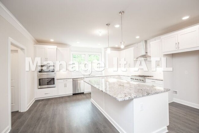 Building Photo - 4 Bedroom Townhome in Chamblee