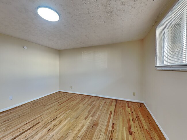 Building Photo - 350 E 12th Ave