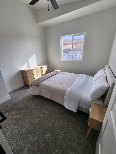 Building Photo - 2218 380 S