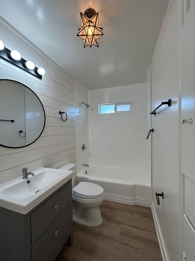 Building Photo - Newly Updated 2 Bed/1 Bath Home