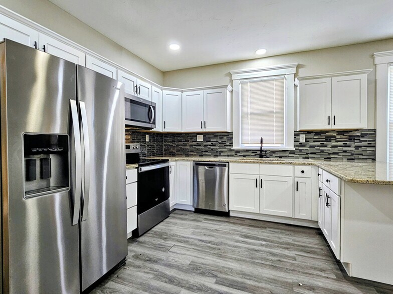 Building Photo - 221 Main St