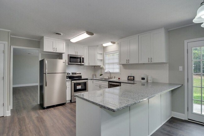 Building Photo - Updated 3 Bedroom 2 Bath off Furies Ferry!