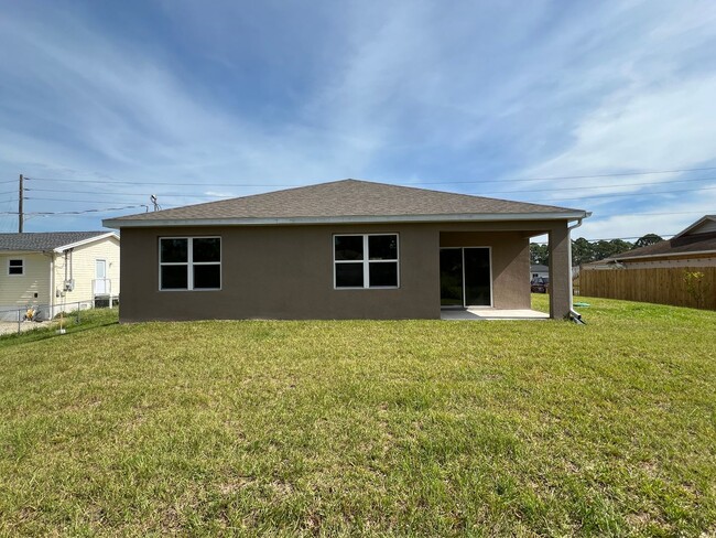 Building Photo - AWESOME 4BD/2BA 2 Car Garage Home in Beaut...