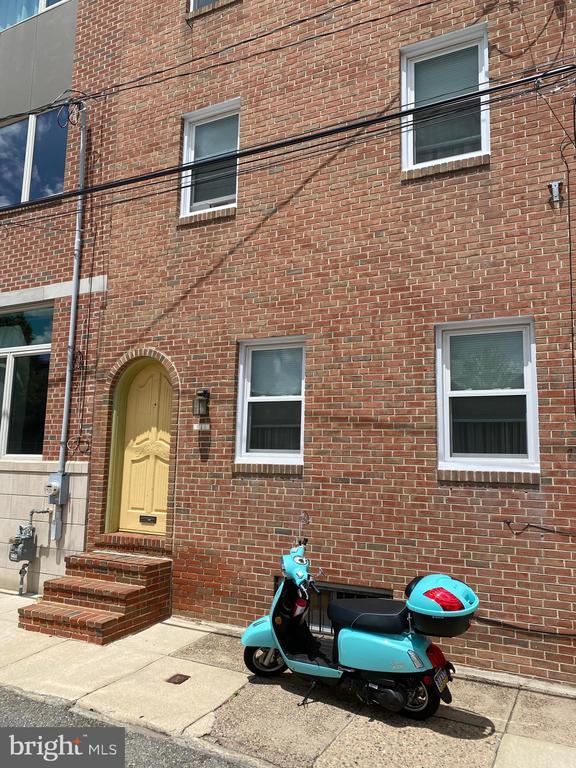 Primary Photo - 715 Kimball St